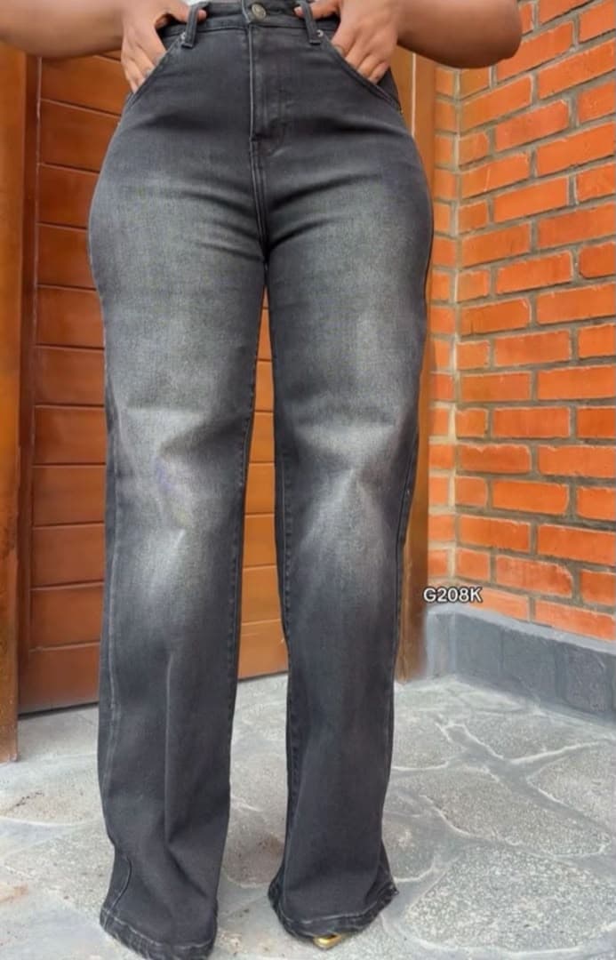 Loose-Fit High-Rise Jeans